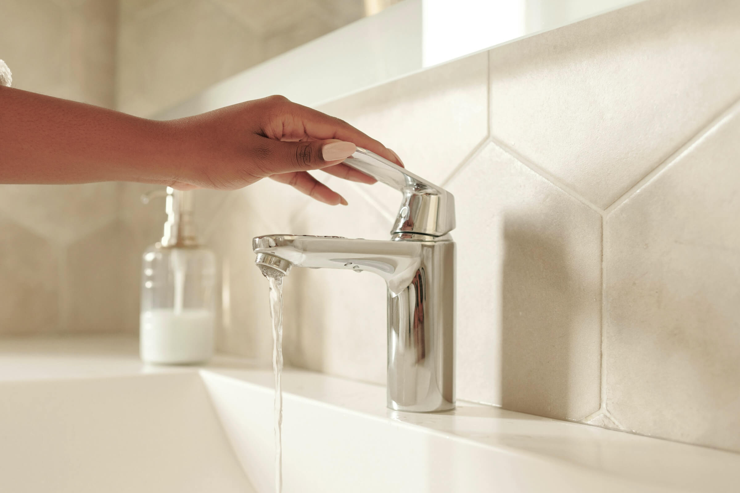 Who pays for water, gas and electricity bills in a rental?
